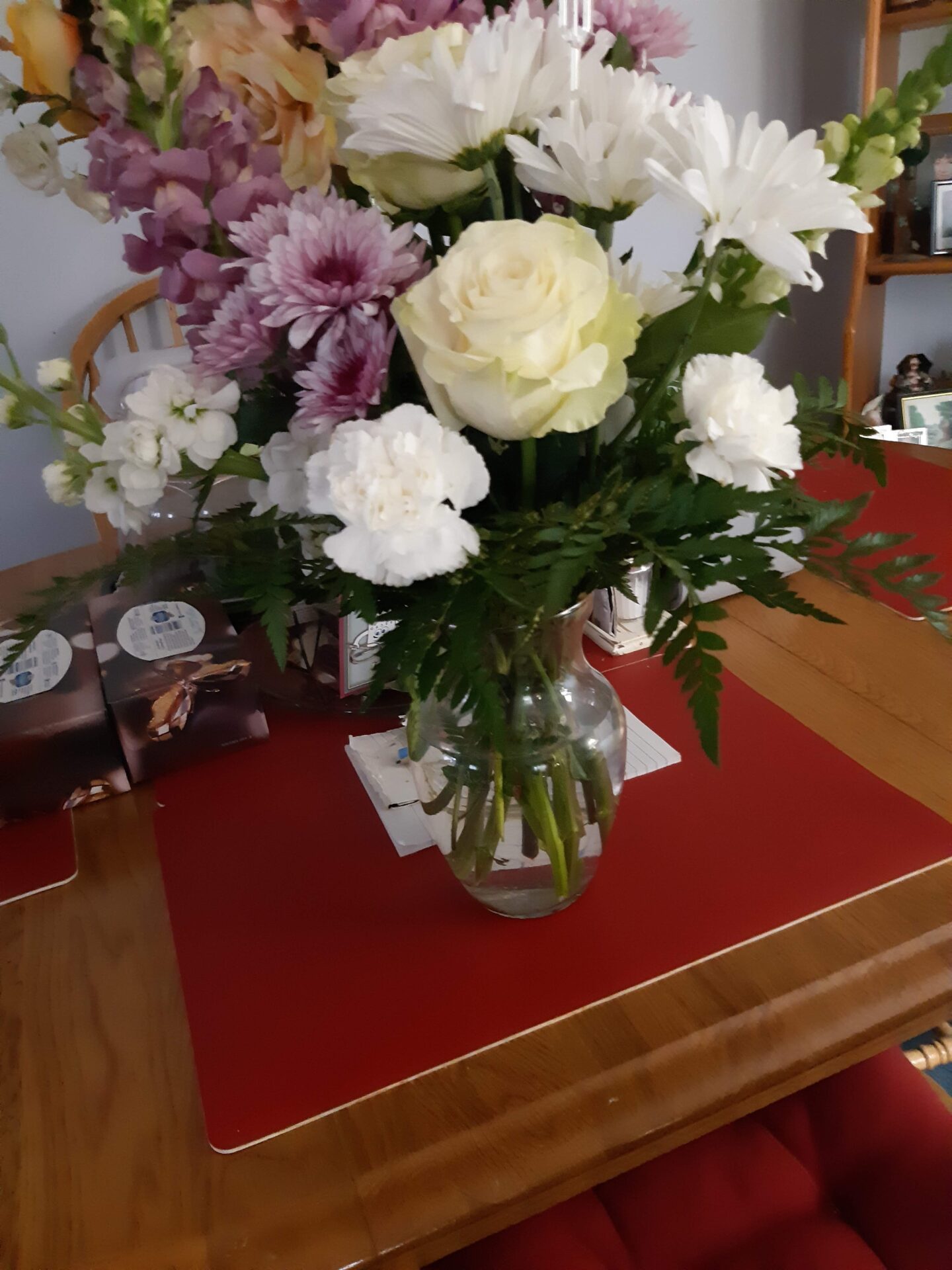 Flowers on a table as an example for a gard flower shop number 18 in the list of backyard business ideas.